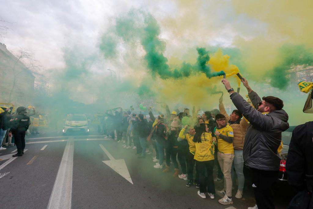 Miles de aficionados jienenses se desplazan a la ciudad granadina para vivir una cita histórica en la final de la Copa de España
