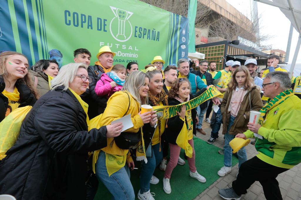 Miles de aficionados jienenses se desplazan a la ciudad granadina para vivir una cita histórica en la final de la Copa de España