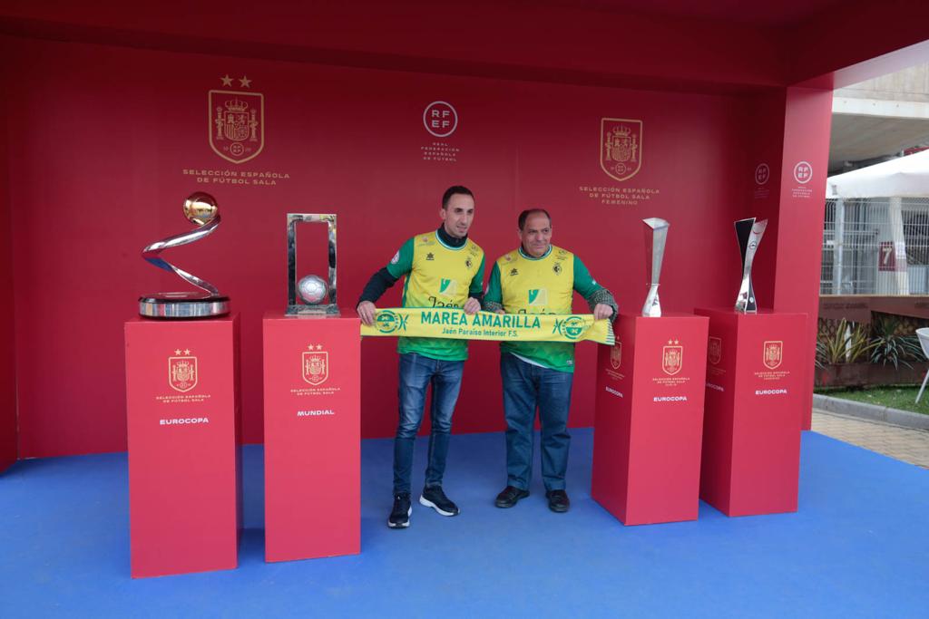 Miles de aficionados jienenses se desplazan a la ciudad granadina para vivir una cita histórica en la final de la Copa de España