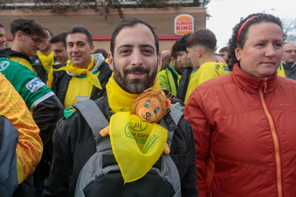 Miles de aficionados jienenses se desplazan a la ciudad granadina para vivir una cita histórica en la final de la Copa de España