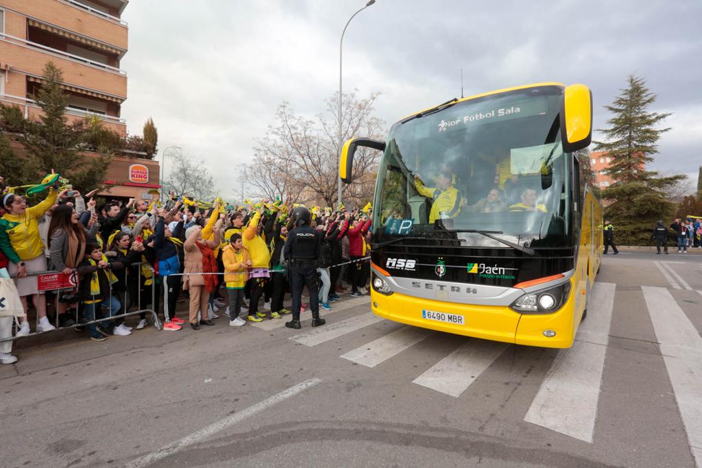Miles de aficionados jienenses se desplazan a la ciudad granadina para vivir una cita histórica en la final de la Copa de España