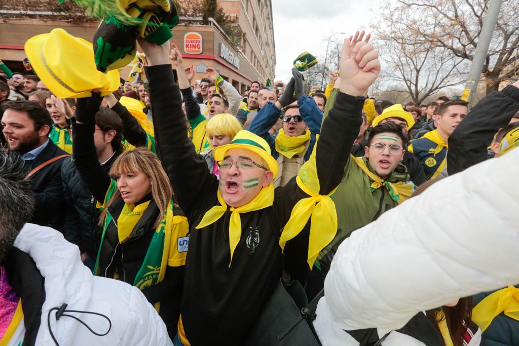 Miles de aficionados jienenses se desplazan a la ciudad granadina para vivir una cita histórica en la final de la Copa de España