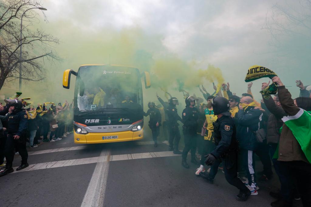 Miles de aficionados jienenses se desplazan a la ciudad granadina para vivir una cita histórica en la final de la Copa de España