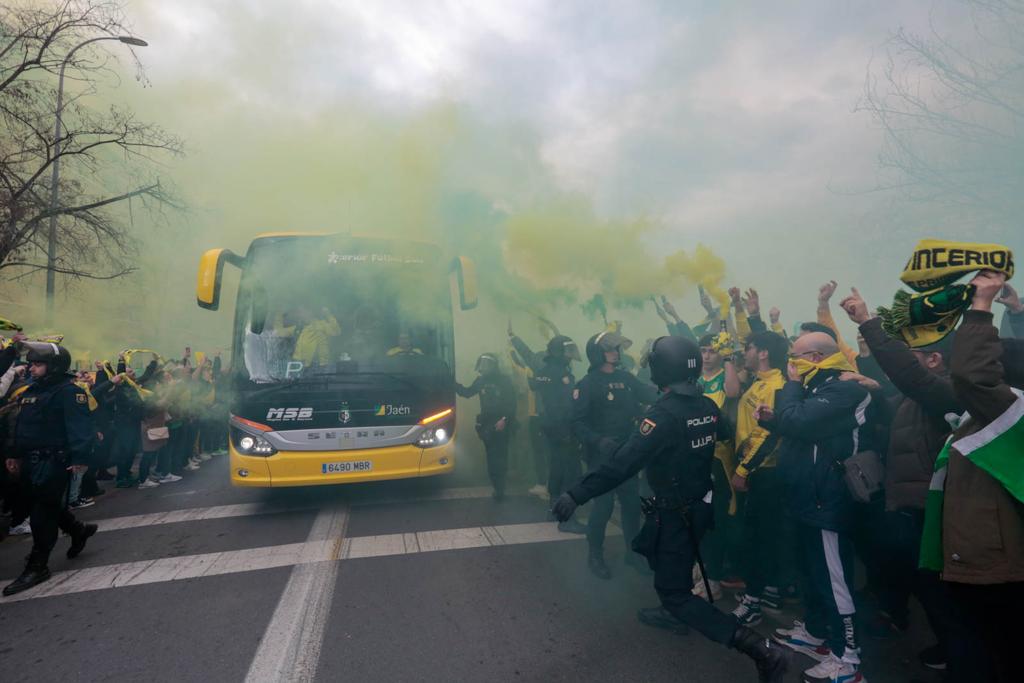 Miles de aficionados jienenses se desplazan a la ciudad granadina para vivir una cita histórica en la final de la Copa de España