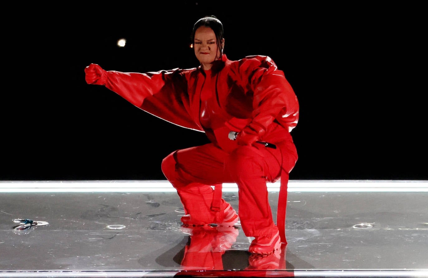 Rihanna actúa durante el descanso de la Super Bowl que midió a los Philadelphia Eagles con los Kansas City Chiefs.