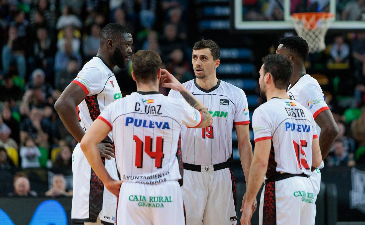 Los jugadores del Covirán improvisan un tiempo muerto en la pista de Miribilla.