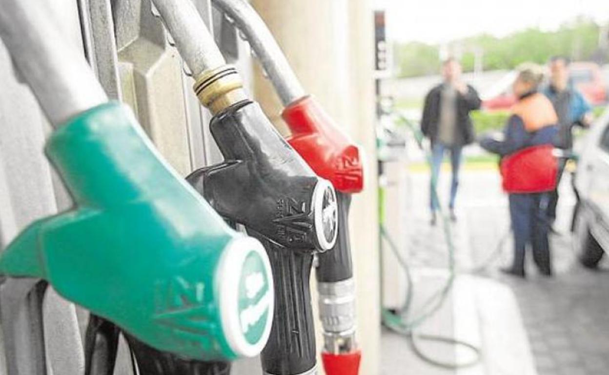 Llenar el depósito de diésel o gasolina podría costar más de 100 euros en abril.