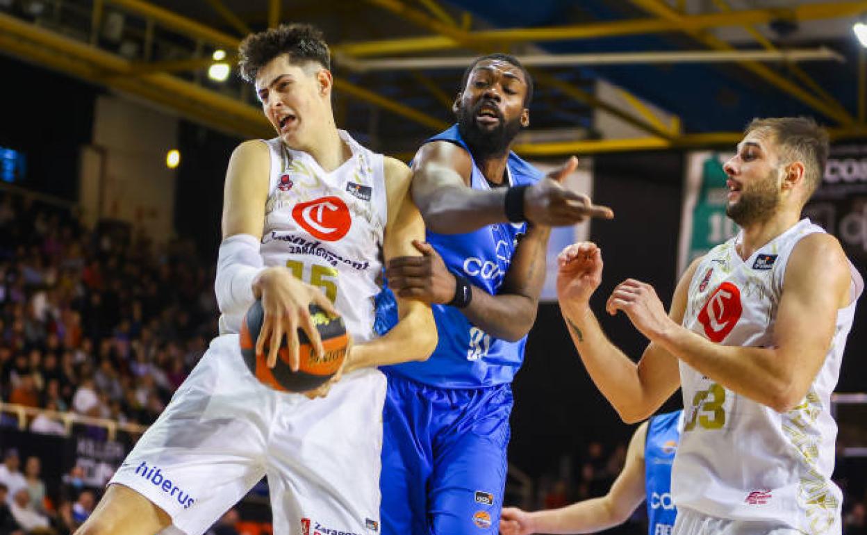 Aday Mara caza un rebote en Fuenlabrada.