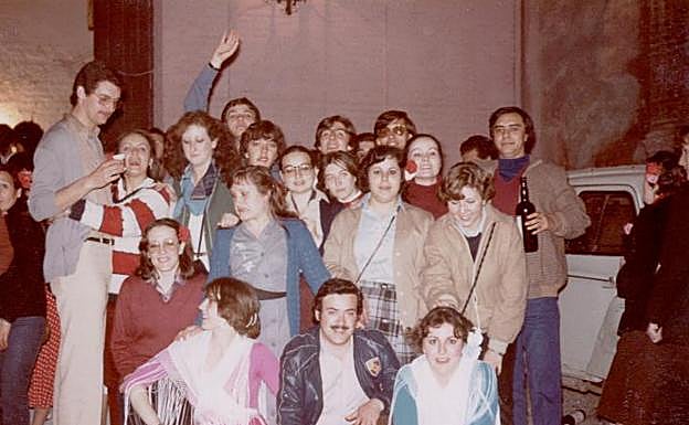 Marichón con sus amigos de la pandilla de La Chana y familia en los años 80