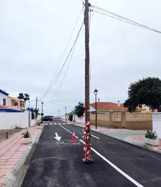 Un poste eléctrico en mitad de la carretera 'enciende' los ánimos de Carchuna