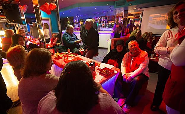 Pasadas las dos de la tarde empezaban a llegar los primeros participantes que fueron sentándose por grupos.