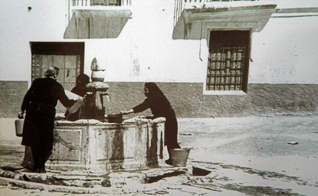 Mujeres llenando agua en la fuente de Cáñar. 