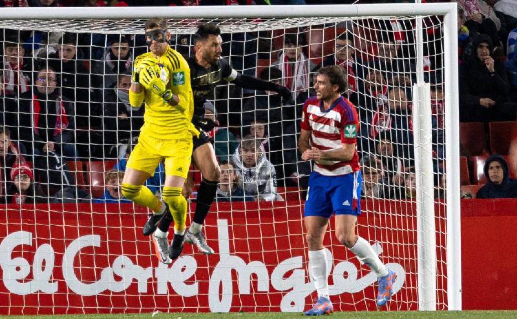 Raúl Fernández atrapa un balón aéreo ante Enric Gallego en el partido contra el Tenerife. 