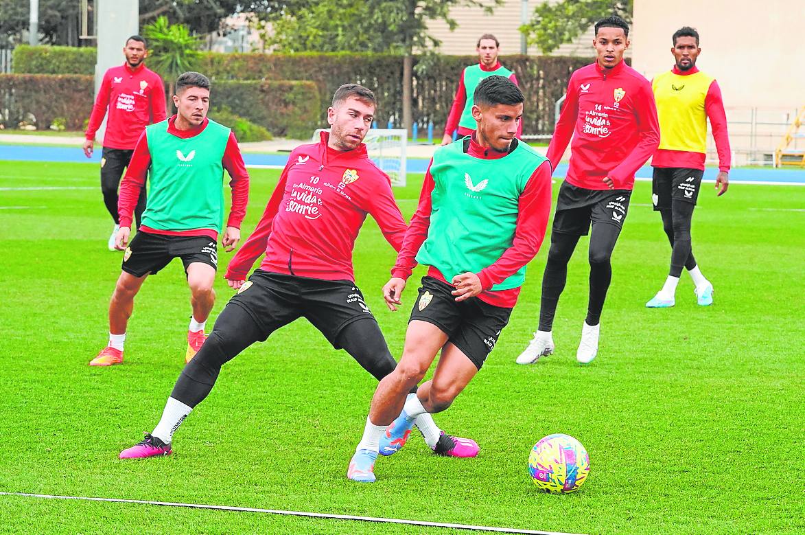 Lucas Robertone controla el balón ante la presión de Adri Embarba. 