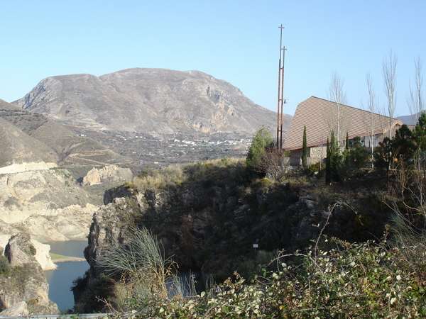 El templo mira a las montañas y a la pantano de Canales.