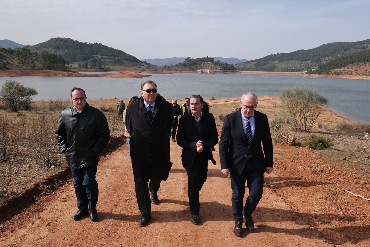 Visita del consejero Arturo Bernal a la presa de Siles; entre sus acompañantes el delegado del Gobierno Jesús Estrella y el de Turismo José Ayala. 
