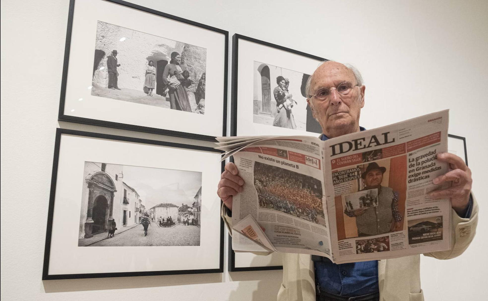 Carlos Saura con el periódico donde se explica la historia de la foto que hay arriba a la izquierda en 2019. 