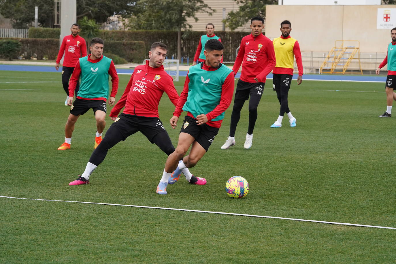 Robertone vuelve y con él el Almería da un paso al frente importante. 