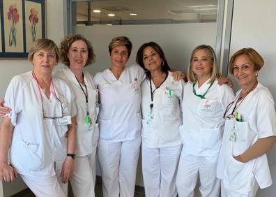 Imagen secundaria 1 - Marisol cuando empezó a trabajar de enfermera, y con sus compañeras.