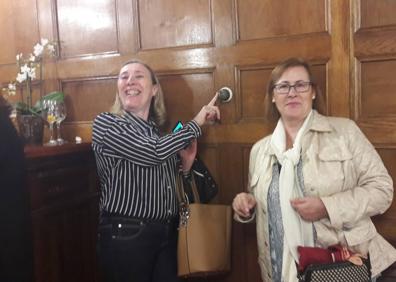 Imagen secundaria 1 - Marisol y sus compañeras. En la primera imagen, aparece a la derecha. En la segunda, a la izquierda. En la última, primer plano de la granadina.