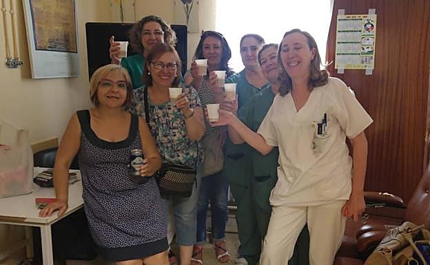 Imagen principal - Marisol y sus compañeras. En la primera imagen, aparece a la derecha. En la segunda, a la izquierda. En la última, primer plano de la granadina.