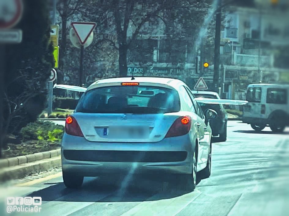 Conductor circula con un listón de aluminio en Granada. 