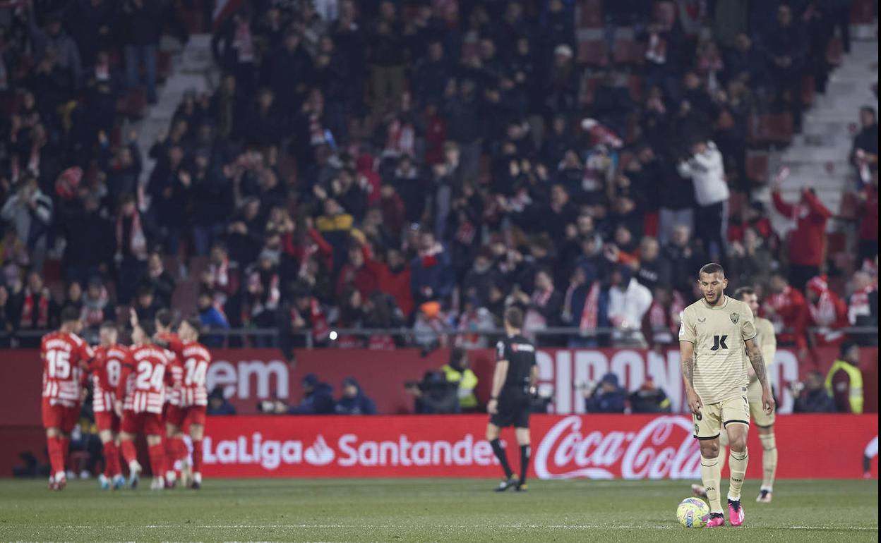 Las dos imágenes del partido, un Girona celebrando y un Almería cabizbajo. 