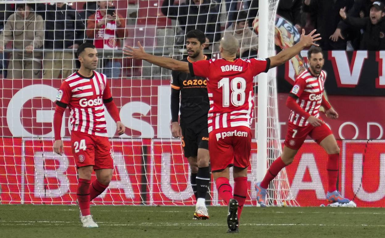Borja García (i) celebra su gol