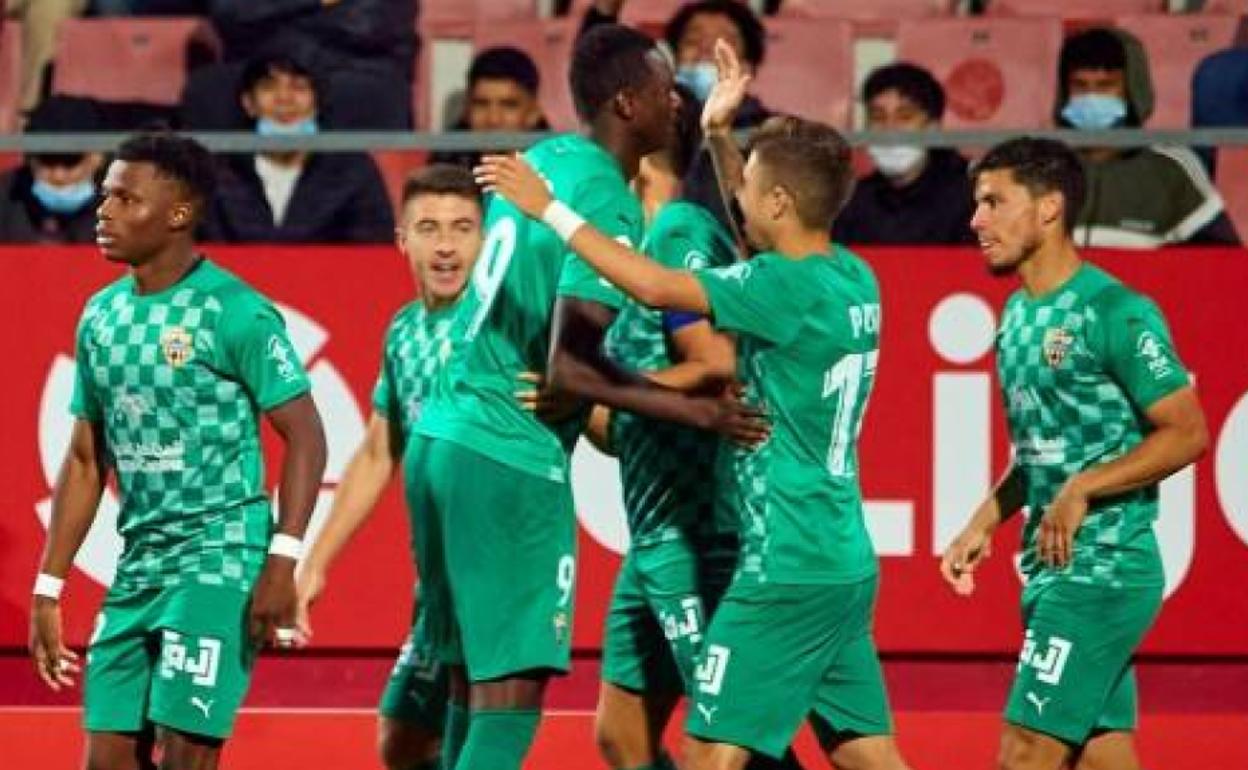 Sadiq Umar celebra con sus comnpañeros el primer gol del último partido en Girona. 