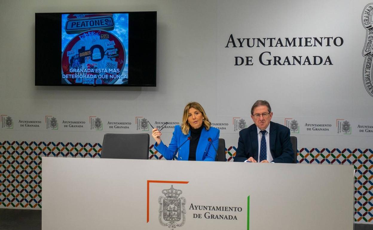 Los concejales Eva Martín y Luis González, este viernes en el Ayuntamiento.