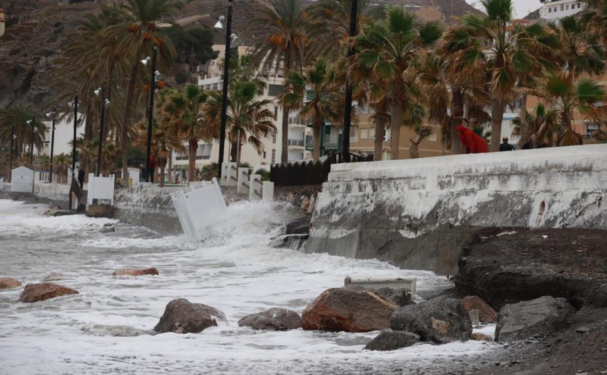 Nuevo destrozo en las playas de la Costa de Granada por el temporal.