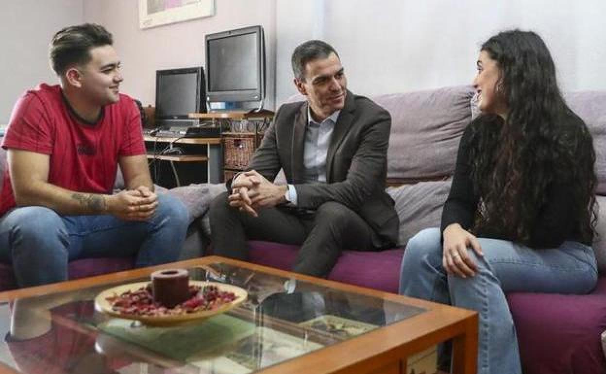 Pedro Sánchez mantuvo este lunes un encuentro con dos jóvenes perceptores del salario mínimo interprofesional (SMI).