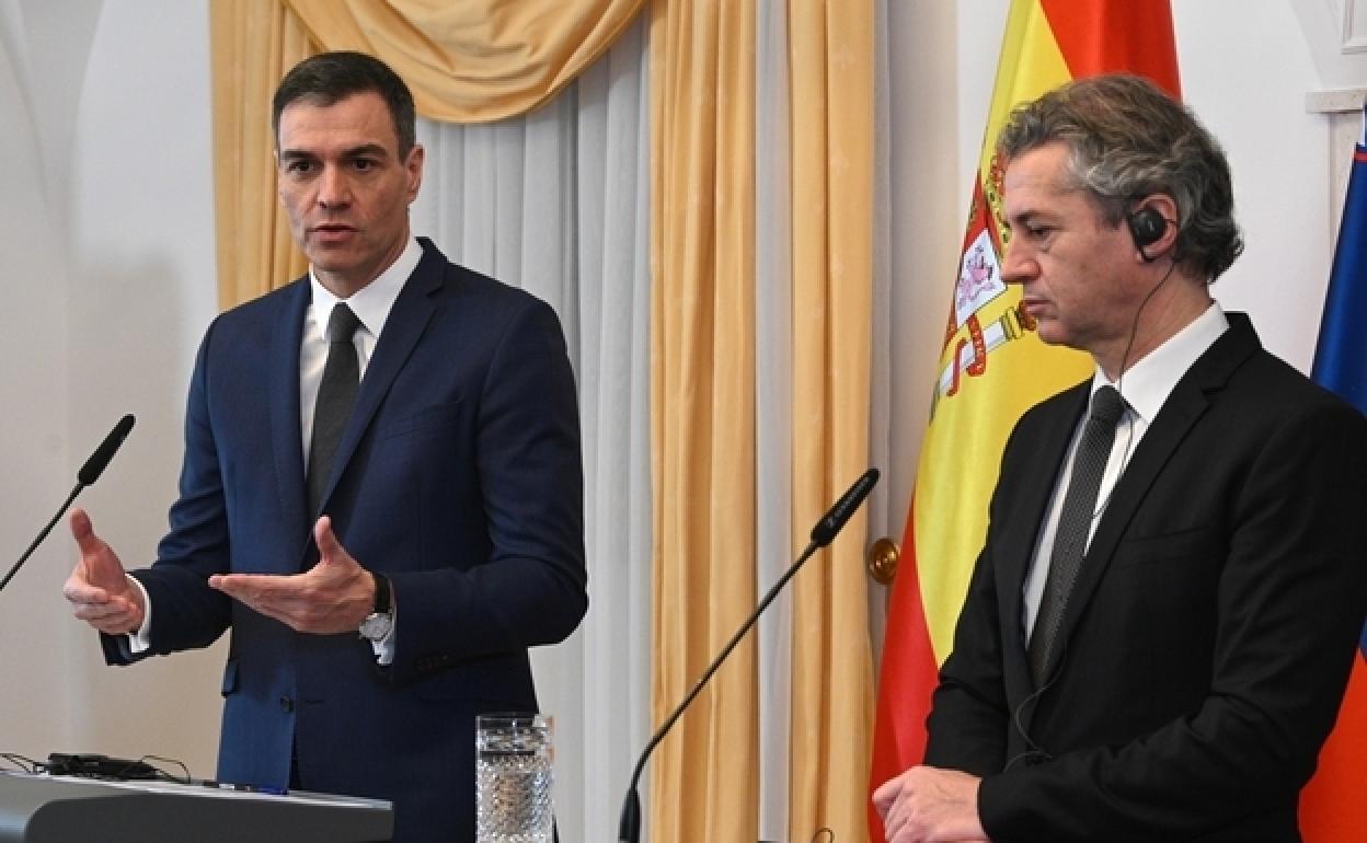 Sánchez en una rueda de prensa con el primer ministro de Eslovenia, Robert Golob.