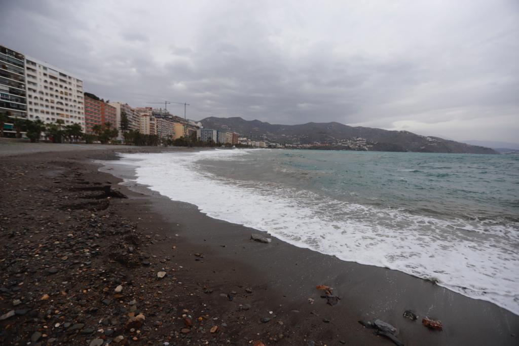 El temporal de levante se come playas en Albuñol y Almuñécar 