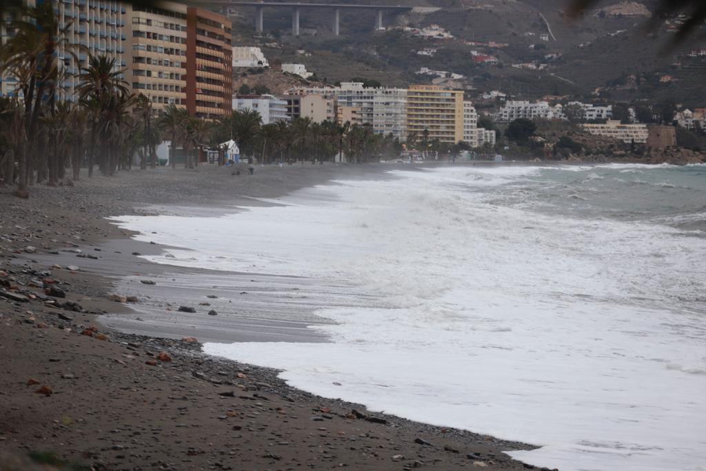 El temporal de levante se come playas en Albuñol y Almuñécar 