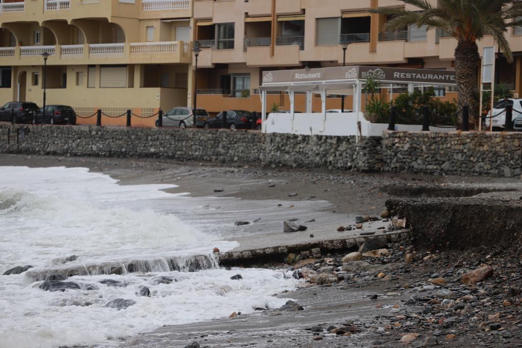 El temporal de levante se come playas en Albuñol y Almuñécar 