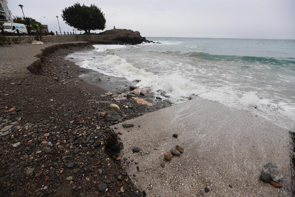 El temporal de levante se come playas en Albuñol y Almuñécar 