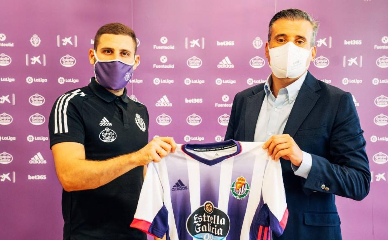 Shon Weissman y Miguel Ángel Gómez sostienen la camiseta del Valladolid durante la presentación del israelí. 