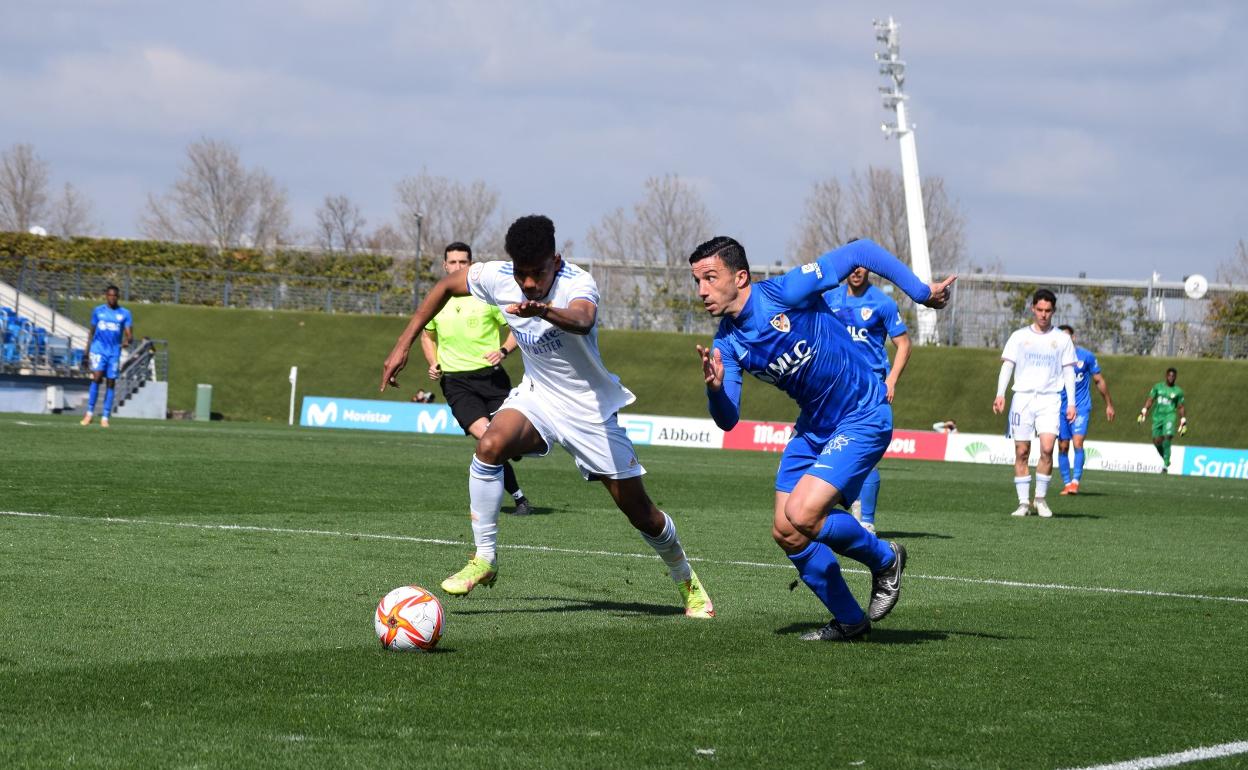 Hugo Díaz buscando superar en velocidad a un jugador del Real Madrid en el Alfredo Di Stéfano. 