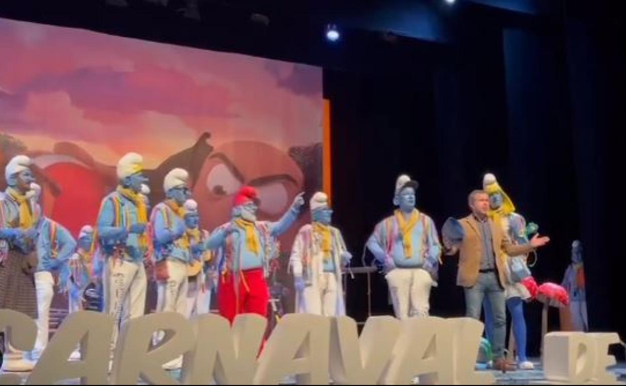 Captura de la aparición del alcalde de Jaén, Julio Millán, con la 'La Comparsa del Pitufo'. 