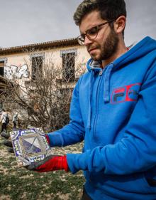 Imagen secundaria 2 - Voluntarios en la limpieza del cortijo, donde ha salido hasta un azulejo de la pared. 