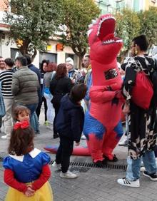 Imagen secundaria 2 - Gente disfrazada en las calles de Jaén. 