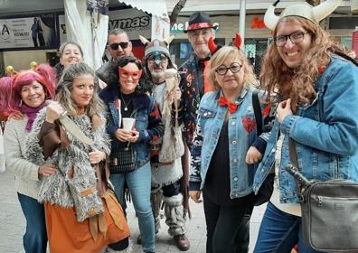 Imagen secundaria 1 - Gente disfrazada en las calles de Jaén. 
