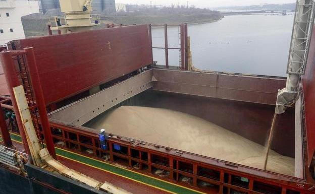 Un barco con destino a Kenia carga grano ucraniano en uno de los muelles del puerto de Odesa.