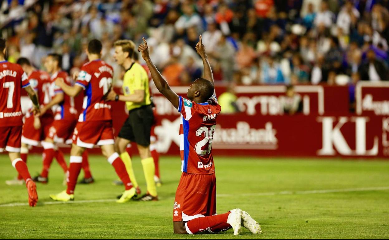 Adrián Ramos celebra su gol en el Carlos Belmonte. 