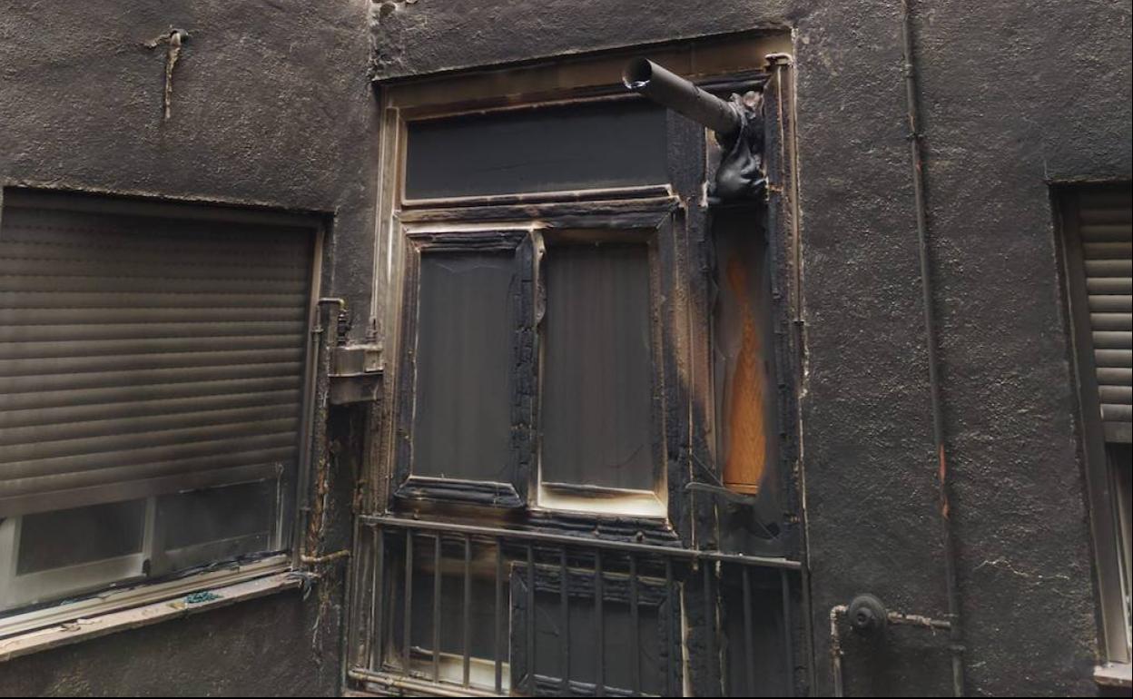 Aspecto de una de las ventanas afectadas por el fuego. 