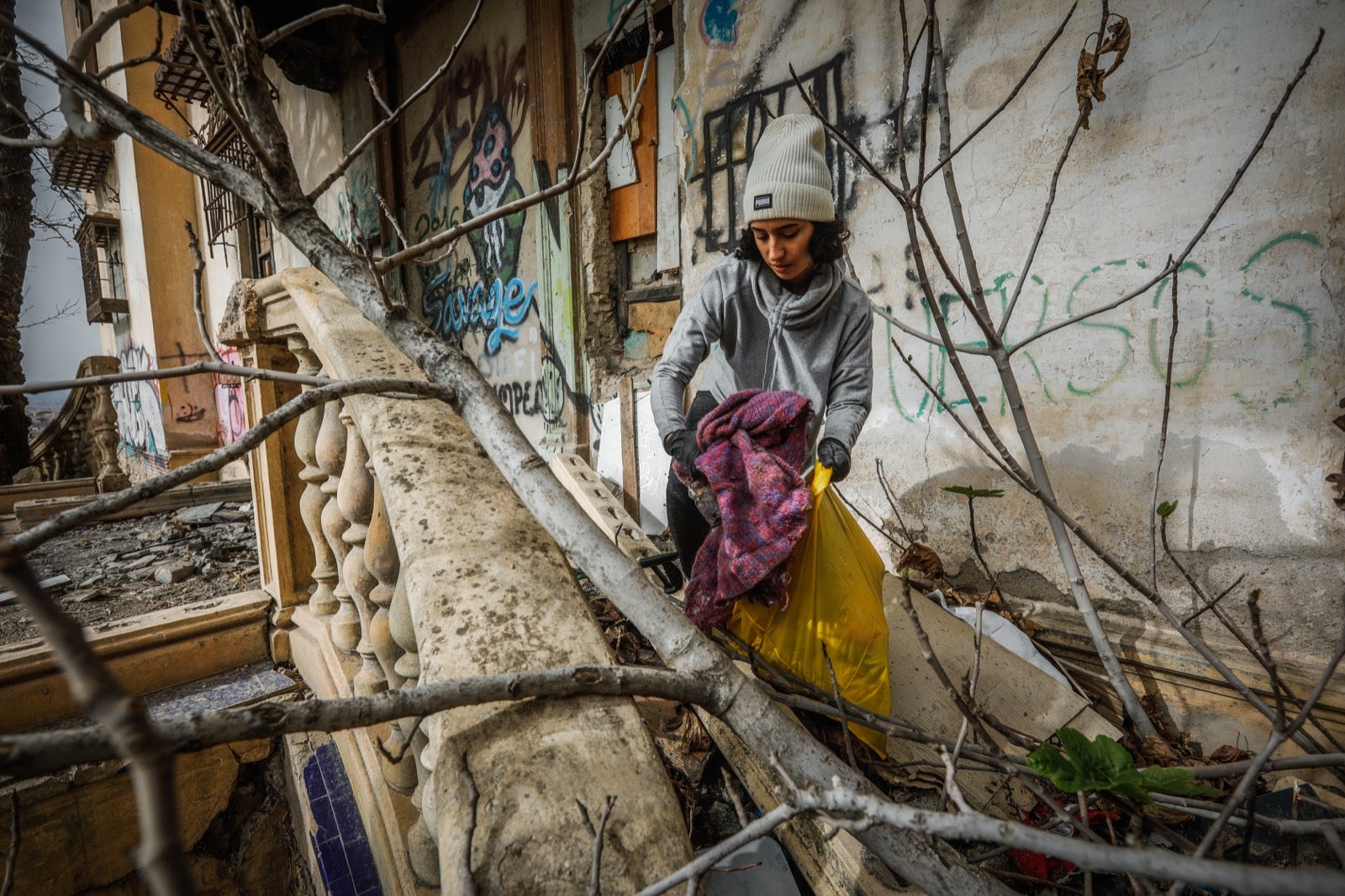 Un grupo de voluntarios ayuda a limpiar la zona y pide recuperar el histórico edificio para la ciudad