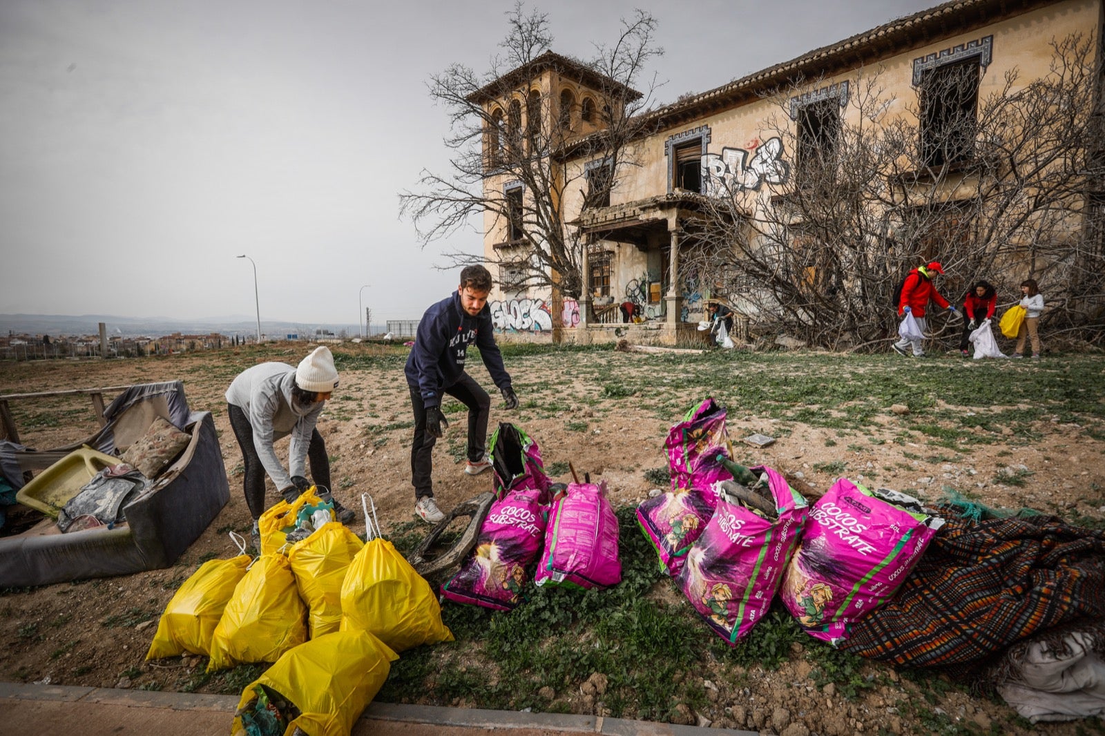 Un grupo de voluntarios ayuda a limpiar la zona y pide recuperar el histórico edificio para la ciudad