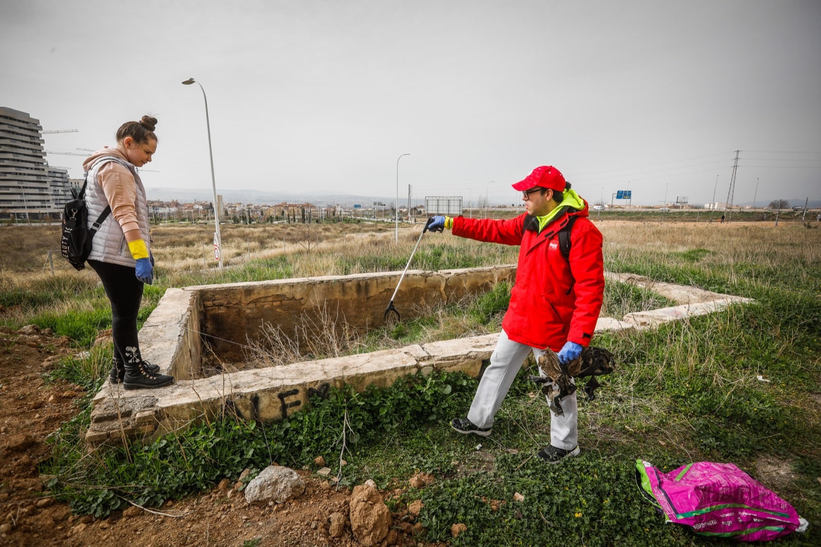Un grupo de voluntarios ayuda a limpiar la zona y pide recuperar el histórico edificio para la ciudad