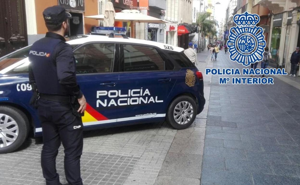 Rescatada una anciana tirada en el suelo semiincosciente y desnuda durante varios días en un piso de Granada